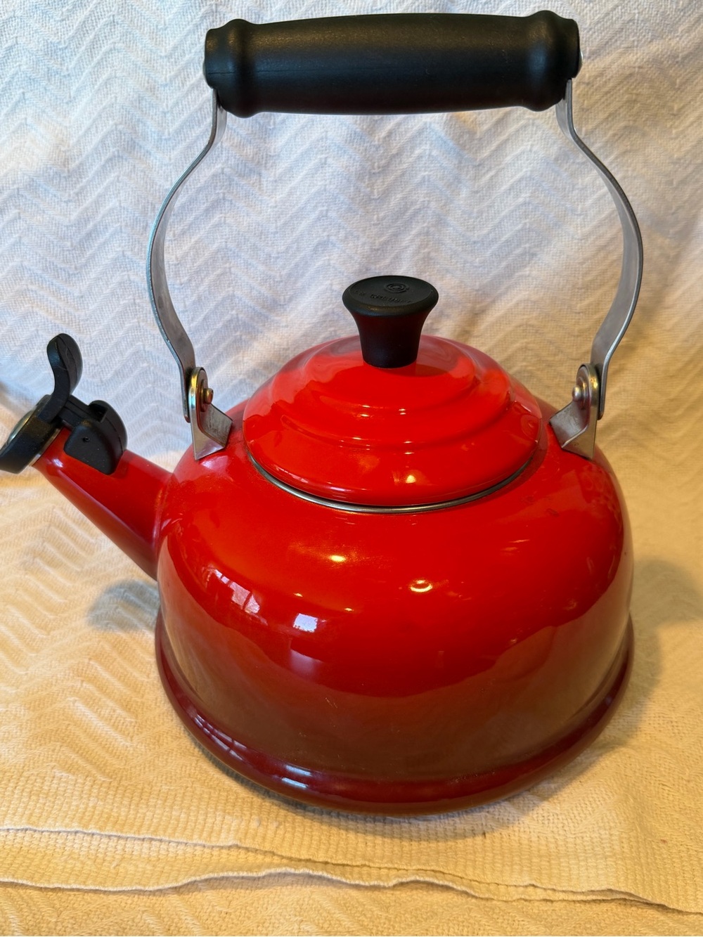 Le Creuset Red Enamel Whistling Stovetop Tea Kettle 1.6qt Ind/Gas/Electric